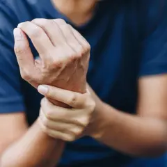 Skręcony nadgarstek? Szybka diagnoza i pierwsza pomoc RICE!