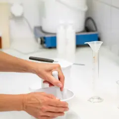 Ceny leków na receptę: Dlaczego się różnią? Jak oszczędzać?