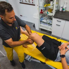 Czy można chodzić po skręceniu kolana? Stopnie urazu i pomoc.