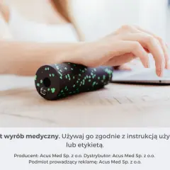 Dłoń masuje nadgarstek wałkiem, łagodząc objawy zespołu cieśni nadgarstka.