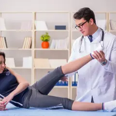 Fizjoterapeuta pomaga pacjentce w ćwiczeniach. Dowiedz się, jak zrobić specjalizację z fizjoterapii.