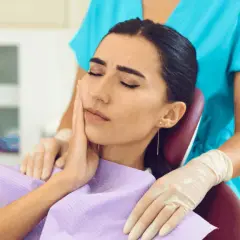 Ból zęba promieniuje do ucha? Szybka ulga i kiedy do dentysty