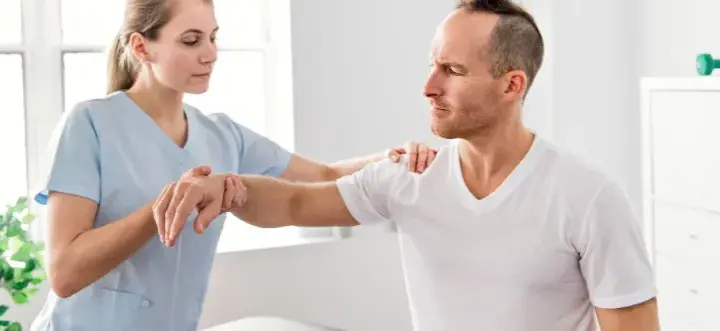 Fizjoterapeuta a L4: Kto wystawia zwolnienie lekarskie?