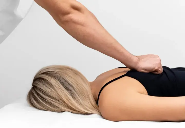 Osteopata czy fizjoterapeuta? Kto pomoże Ci najlepiej?