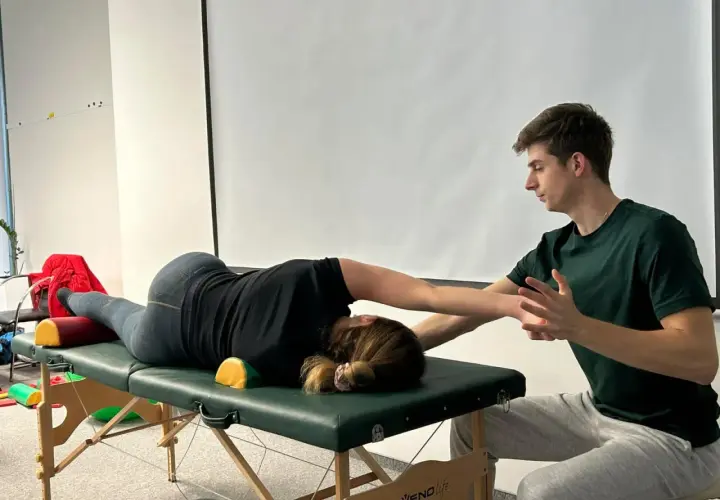 Z czym do fizjoterapeuty? Sprawdź objawy i kiedy warto umówić wizytę.