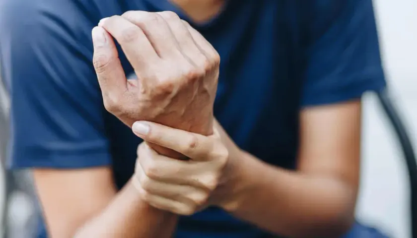 Skręcony nadgarstek? Szybka diagnoza i pierwsza pomoc RICE!