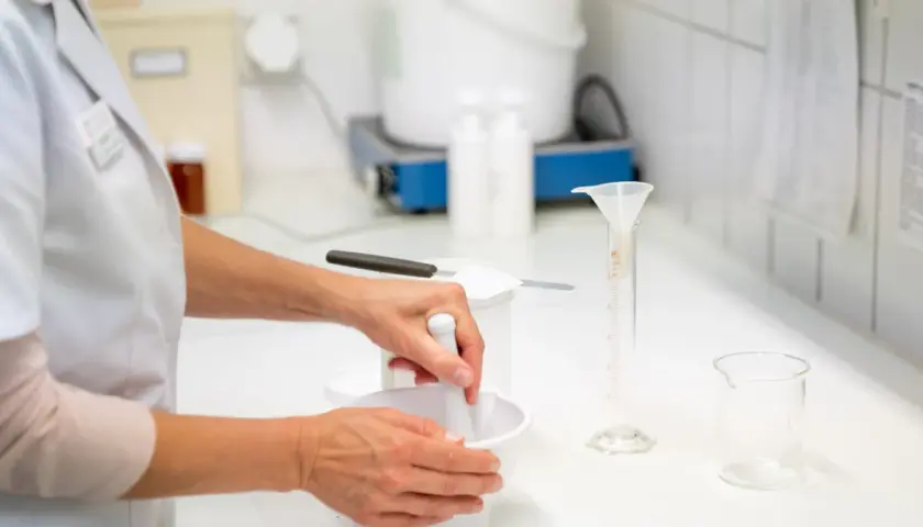 Ceny leków na receptę: Dlaczego się różnią? Jak oszczędzać?