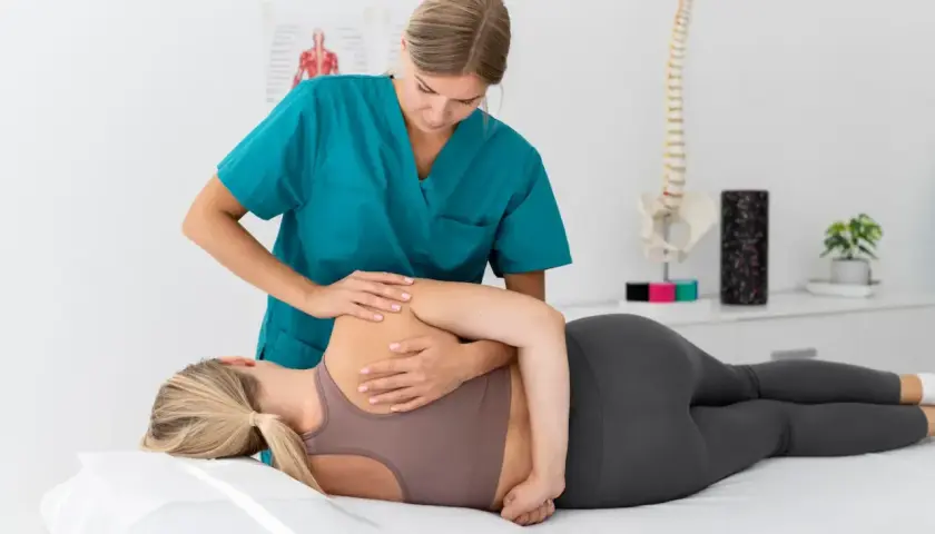 Osteopata wykonuje terapię manualną. Czy osteopata jest lekarzem? To pytanie często zadawane przez pacjentów.