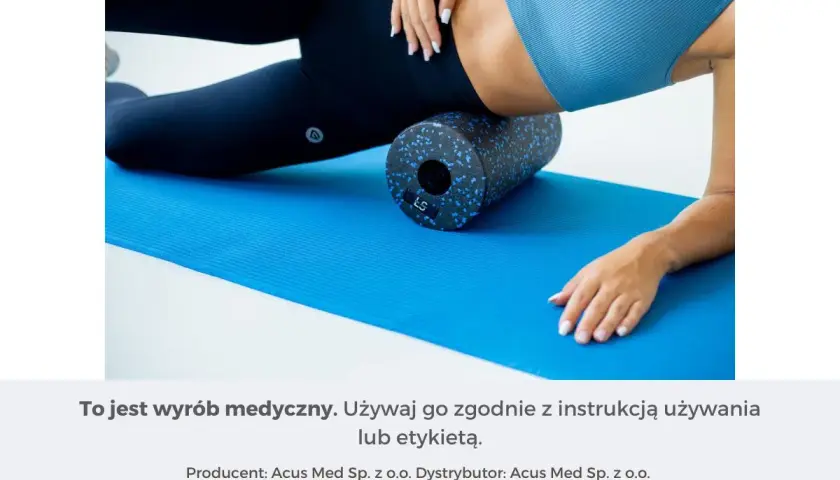 Kobieta używa rollera z wypustkami do masażu mięśni na niebieskiej macie.