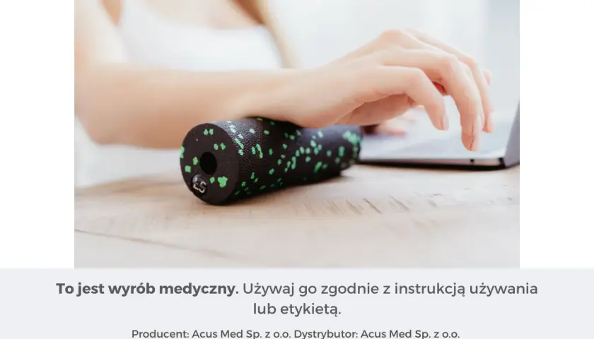 Dłoń masuje nadgarstek wałkiem, łagodząc objawy zespołu cieśni nadgarstka.