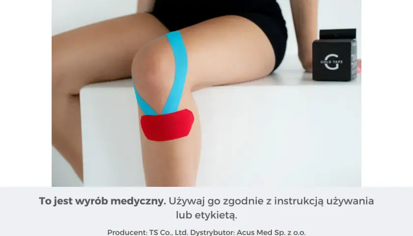 Kolano z niebieskimi i czerwonymi tejpa. Zastanawiasz się, jak długo nosić tejpy? Stosuj zgodnie z instrukcją.