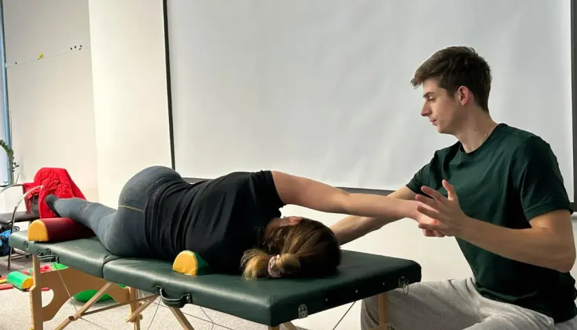 Z czym do fizjoterapeuty? Sprawdź objawy i kiedy warto umówić wizytę.