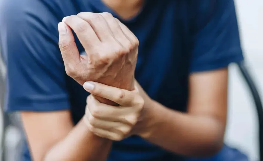 Skręcony nadgarstek? Szybka diagnoza i pierwsza pomoc RICE!