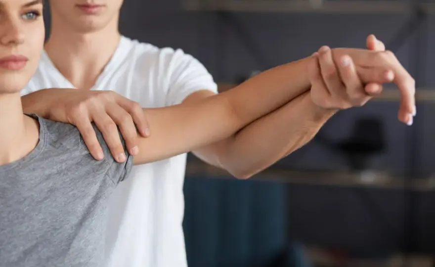 Nie mogę wyprostować ręki w łokciu? Sprawdź, co to oznacza