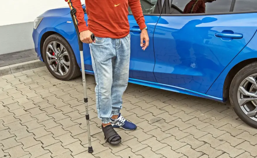 Jazda samochodem w ortezie na nodze - kiedy jest bezpieczna?