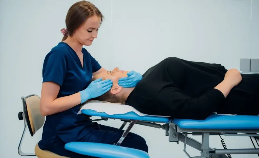 Fizjoterapeuta szczękowy - kiedy pomaga i czego się spodziewać