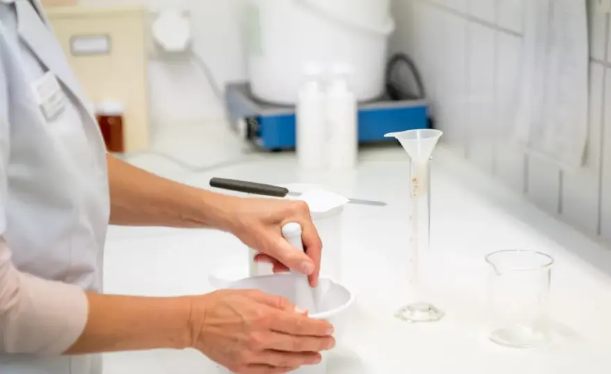 Ceny leków na receptę: Dlaczego się różnią? Jak oszczędzać?