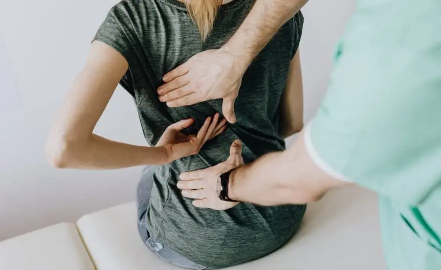 Rehabilitacja kręgosłupa a L4 - kiedy zwolnienie ma sens?
