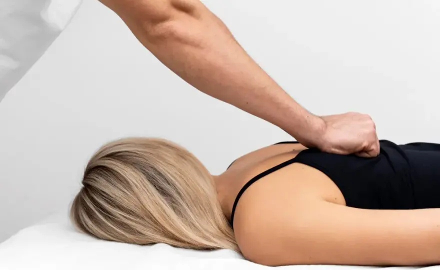 Osteopata czy fizjoterapeuta? Kto pomoże Ci najlepiej?