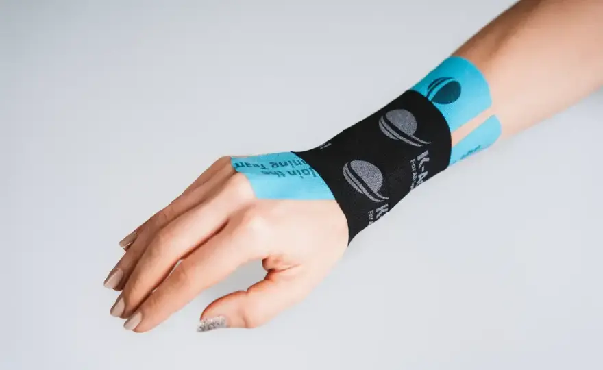 Kinesiotaping przy cieśni nadgarstka - kiedy naprawdę pomaga?