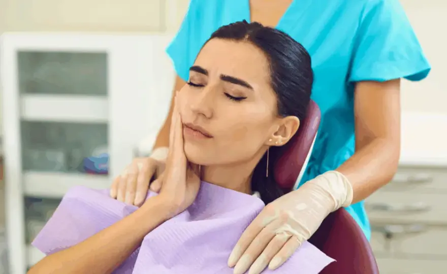 Ból zęba promieniuje do ucha? Szybka ulga i kiedy do dentysty