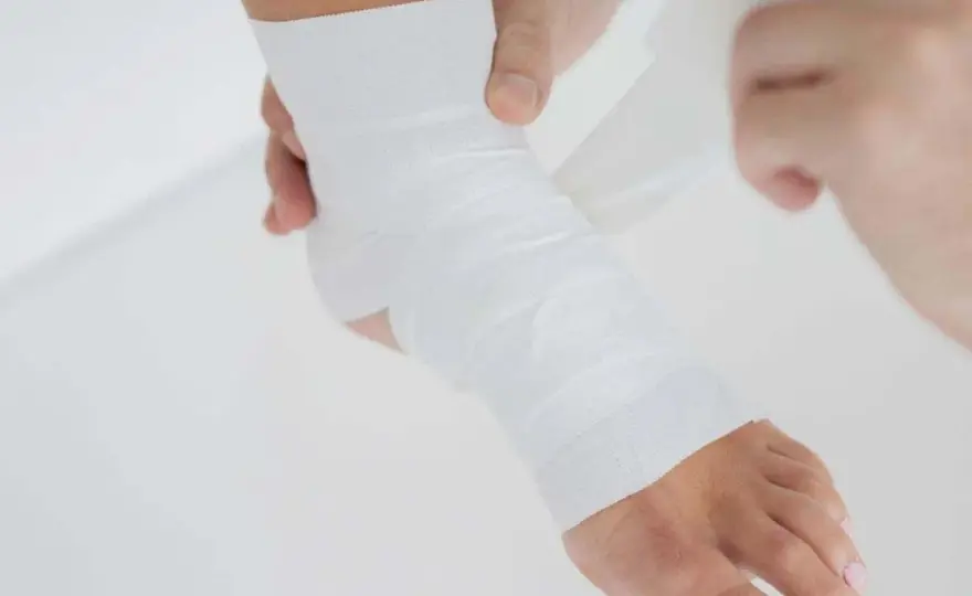Taśma kinezjologiczna czy sztywna? Jak dobrać ją do problemu