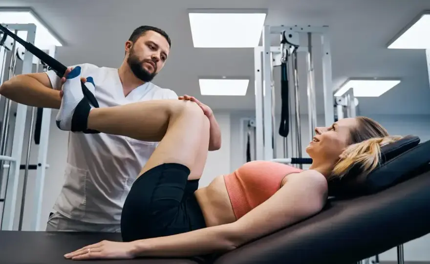 Osteopata a fizjoterapeuta - czym się różnią i kiedy wybrać?