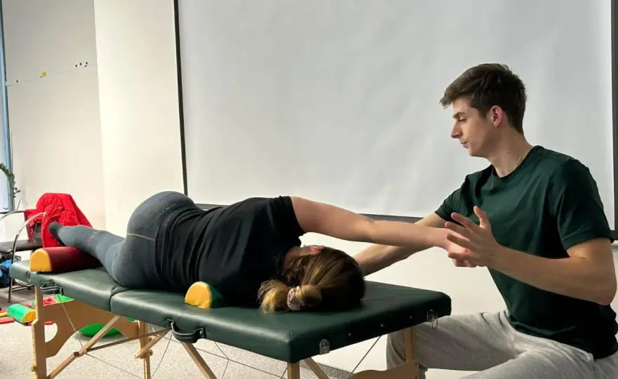 Z czym do fizjoterapeuty? Sprawdź objawy i kiedy warto umówić wizytę.