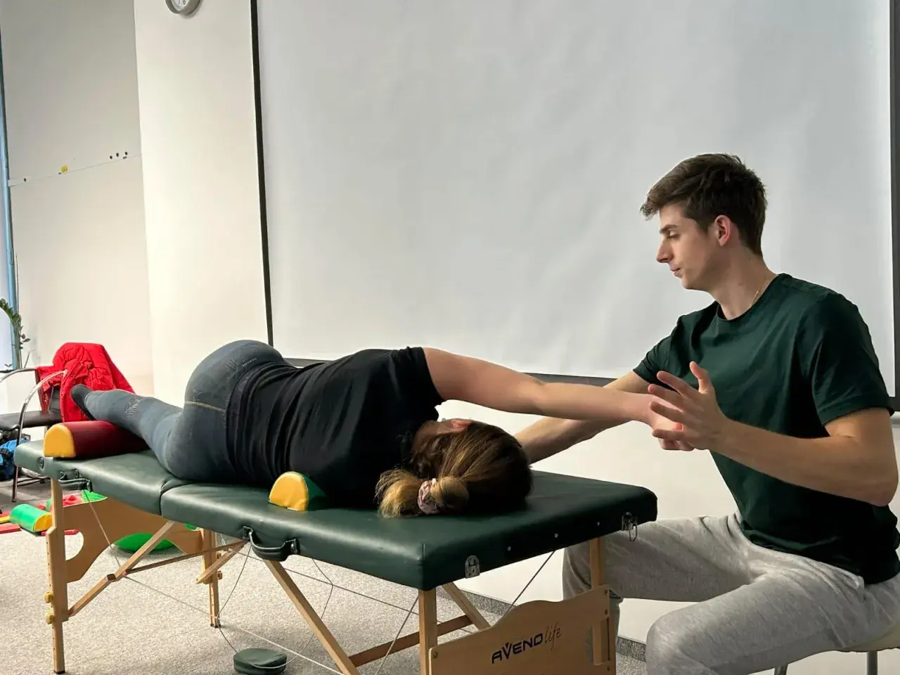 Z czym do fizjoterapeuty? Sprawdź objawy i kiedy warto umówić wizytę.