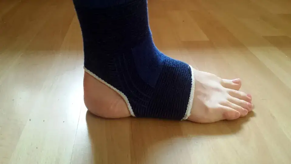 domowe sposoby na skręconą kostkę okłady maści