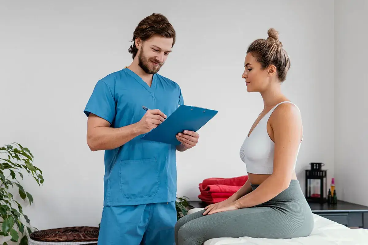 fizjoterapeuta pracuje z pacjentem