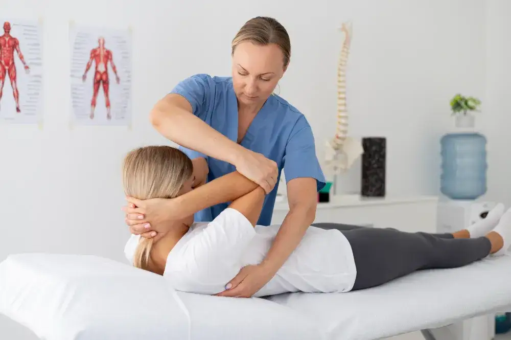 fizjoterapeuta pracuje z pacjentem z wadą postawy lub po urazie
