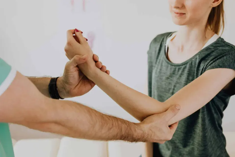 Rehabilitacja ręki po złamaniu kości ramiennej - co działa?